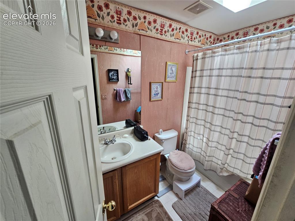 Image 4 of 7: Bathroom