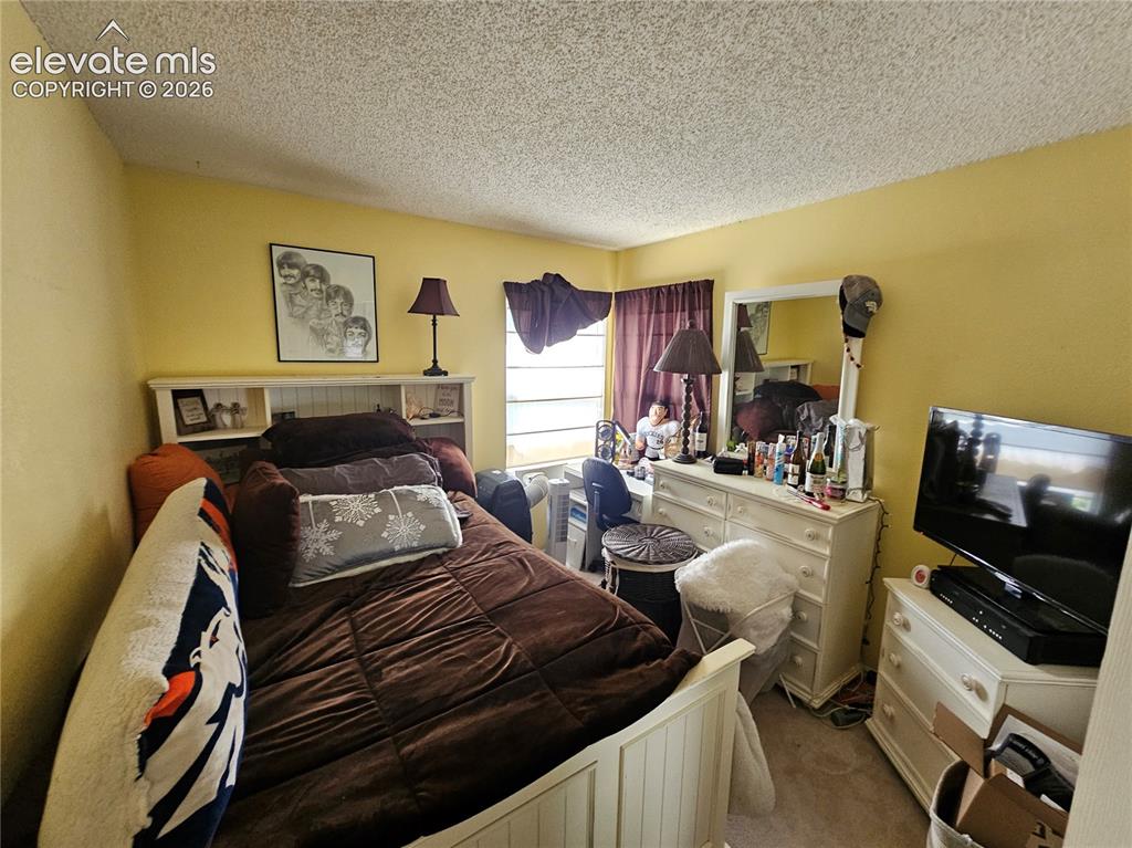Image 5 of 7: Bedroom
