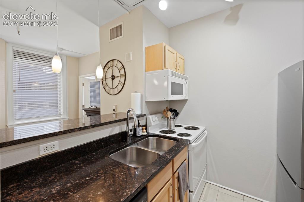 Image 14 of 25: Kitchen