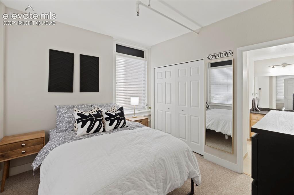 Image 18 of 25: Bedroom