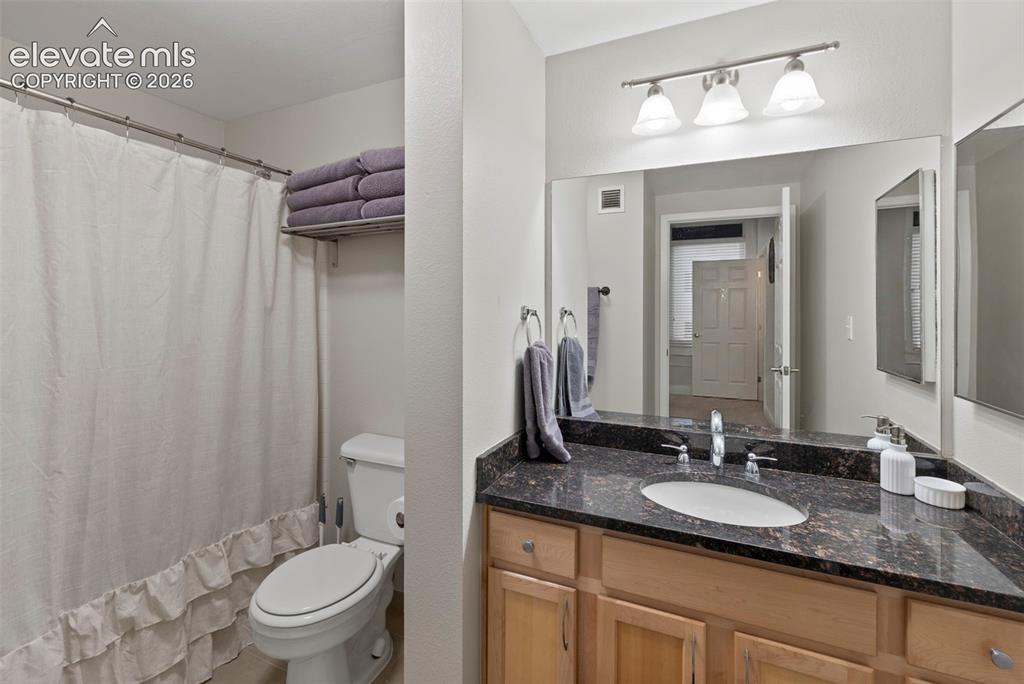 Image 21 of 25: Bathroom