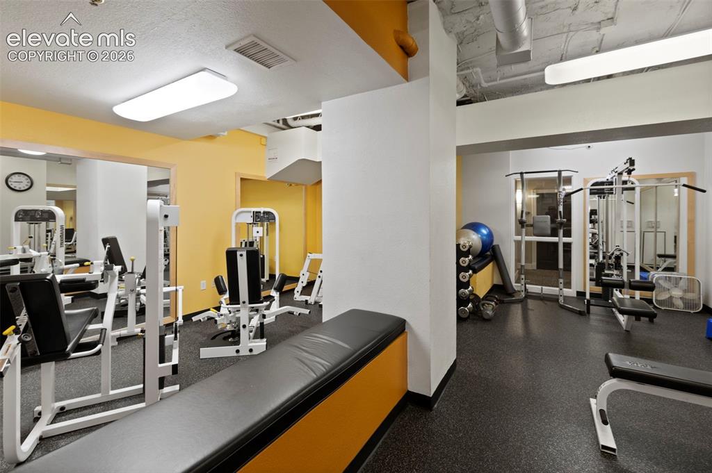 Image 23 of 25: Gym