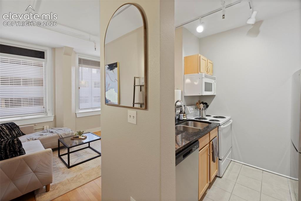 Image 9 of 25: Kitchen