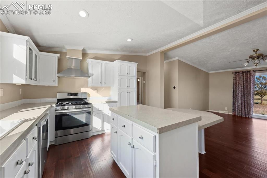 Image 10 of 35: Kitchen