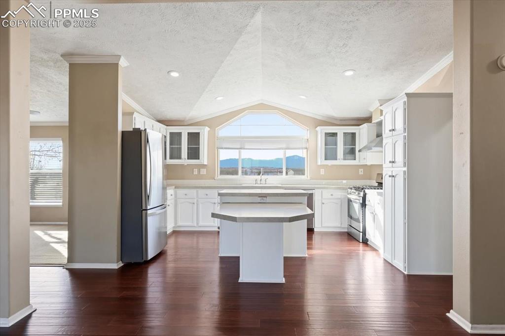 Image 12 of 35: Kitchen