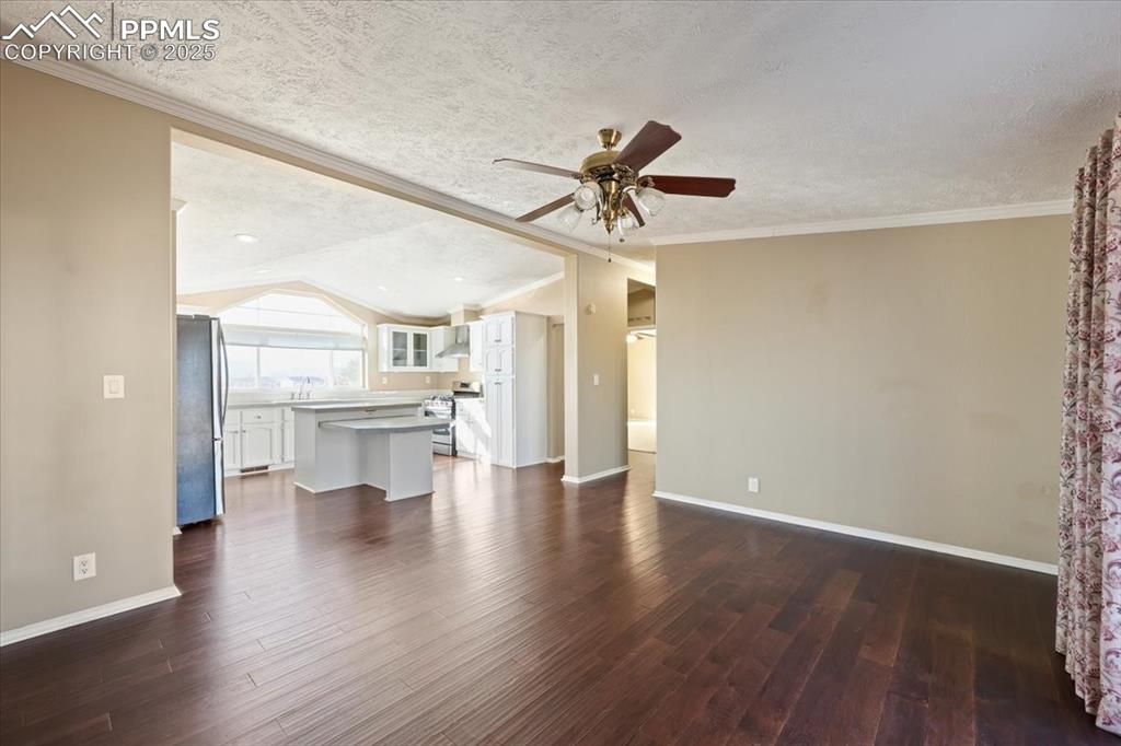 Image 18 of 35: Living Room