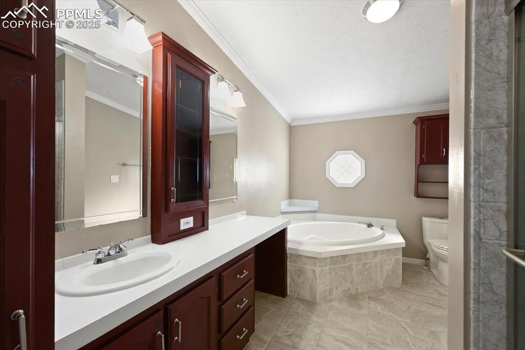 Image 23 of 35: Bathroom