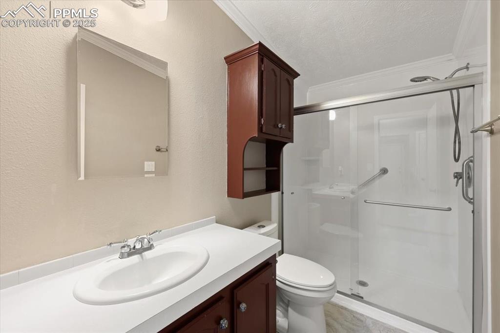 Image 28 of 35: Bathroom