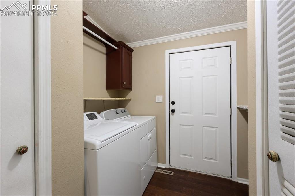 Image 32 of 35: Laundry