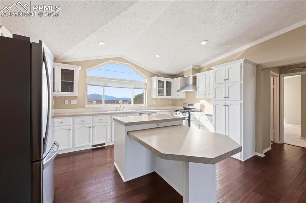 Image 9 of 35: Kitchen