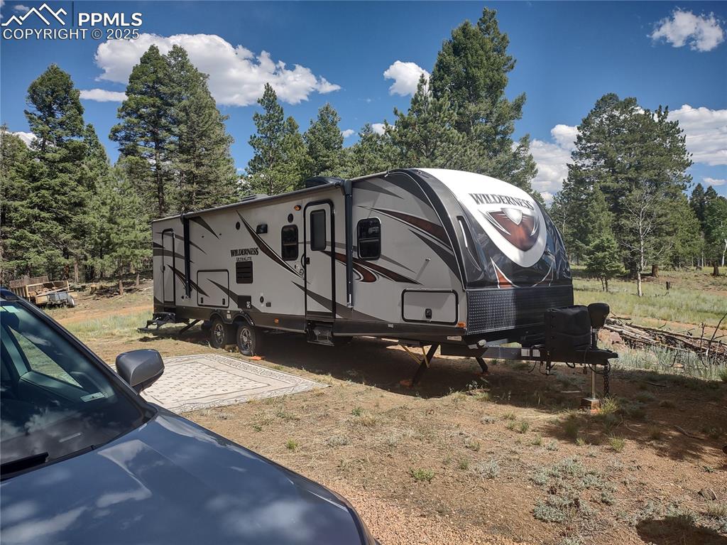 Image 30 of 50: RV has pull-out grill & counter