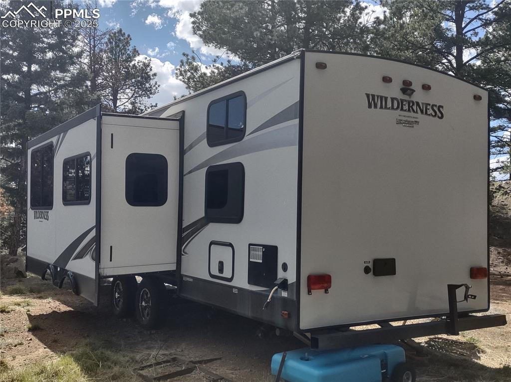 Image 38 of 50: Pop-out from back