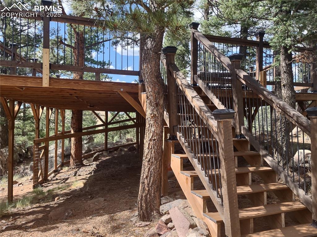 Image 8 of 50: Huge deck