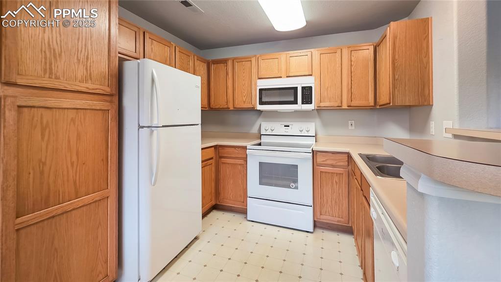 Image 5 of 15: Kitchen