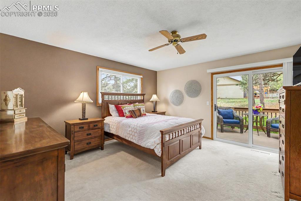 Image 17 of 44: The granite breakfast bar opens directly to the family room and forest view