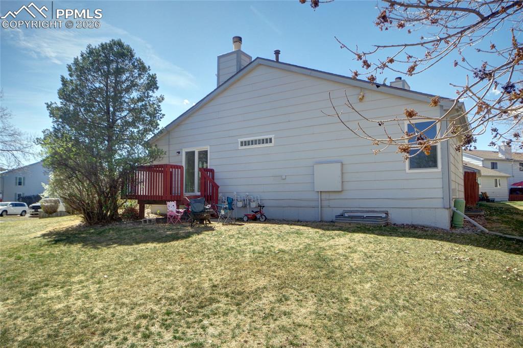 Image 34 of 36: Side yard