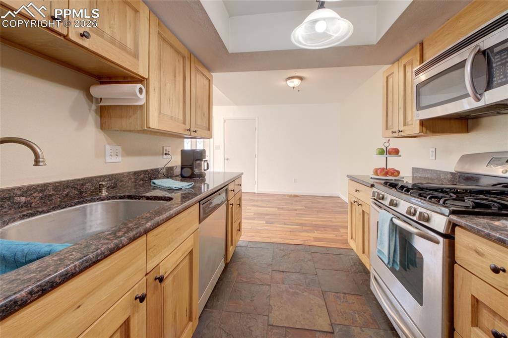 Image 7 of 36: Granite counter tops