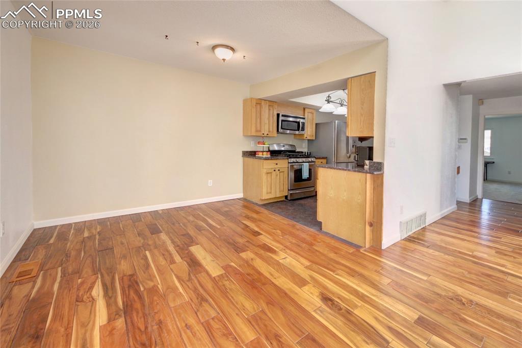 Image 8 of 36: Dining area