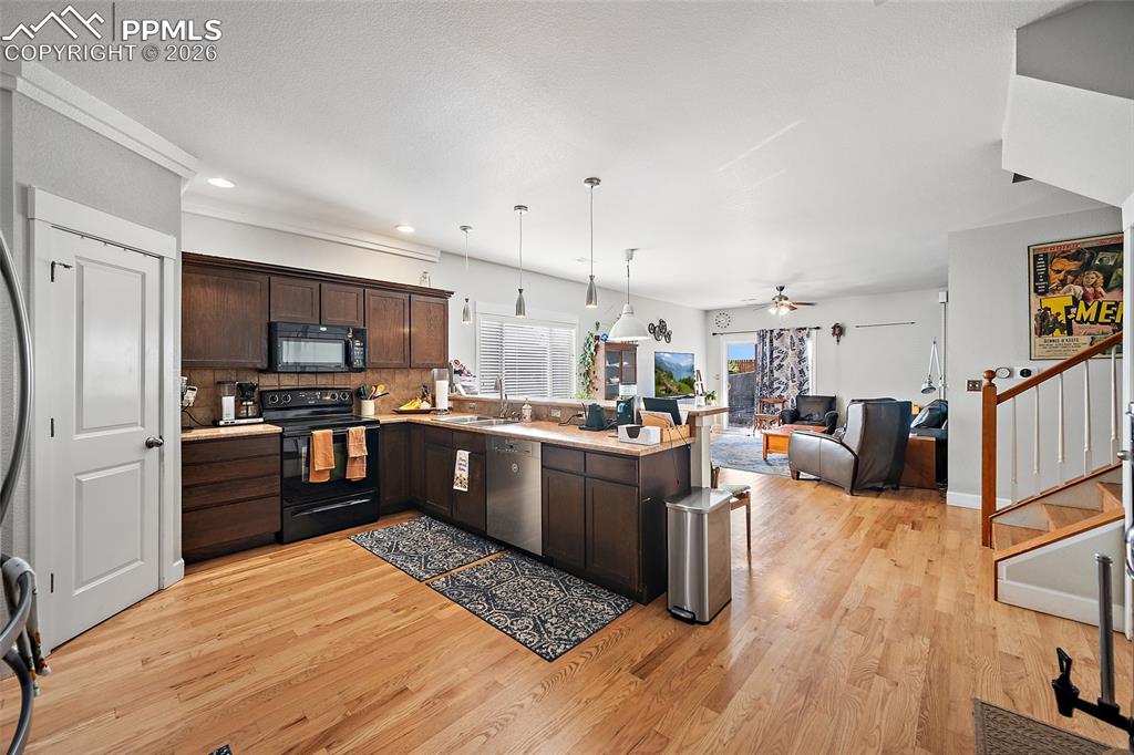 Image 10 of 49: Kitchen