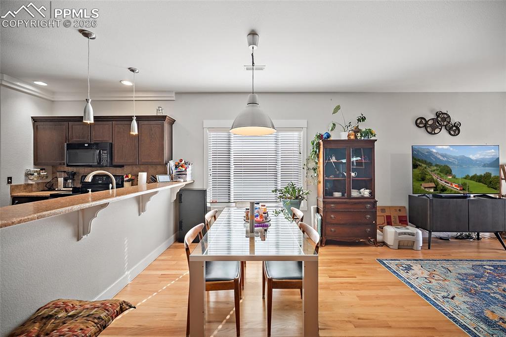 Image 13 of 49: Dining Area