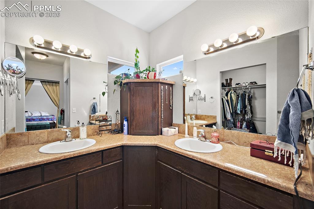 Image 21 of 49: Bathroom