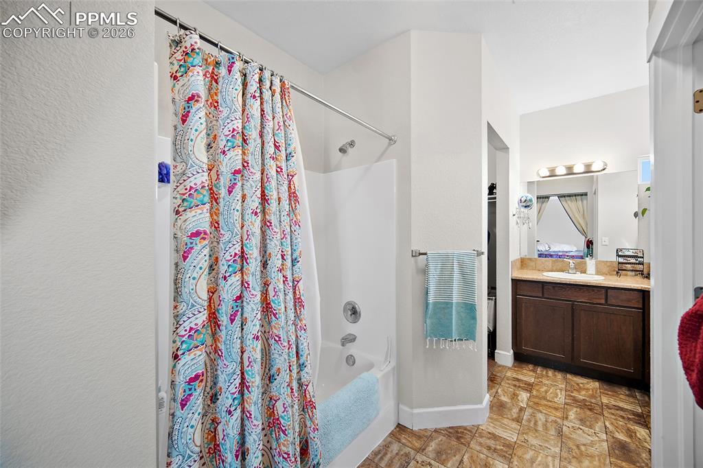 Image 25 of 49: Bathroom