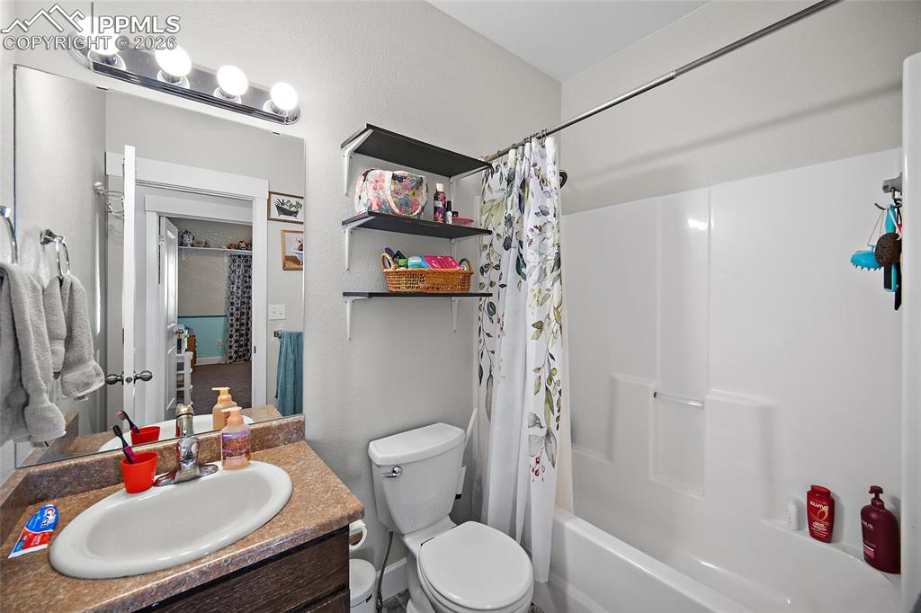 Image 30 of 49: Bathroom