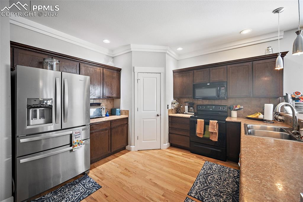 Image 7 of 49: Kitchen