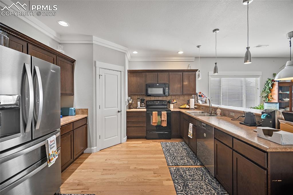 Image 8 of 49: Kitchen