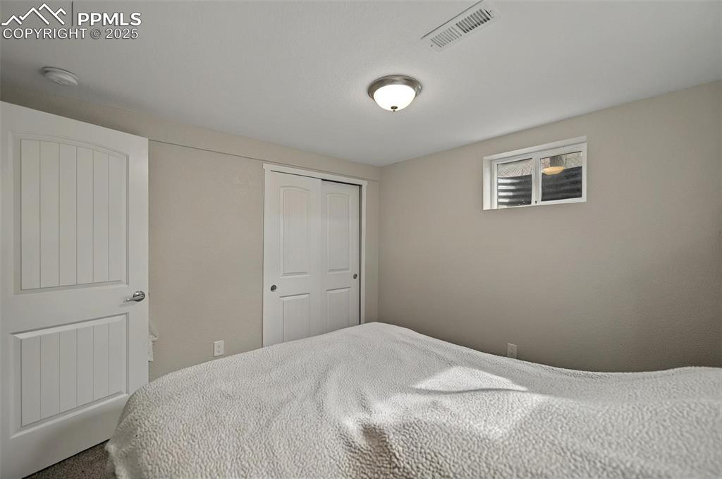 Image 16 of 26: Bedroom