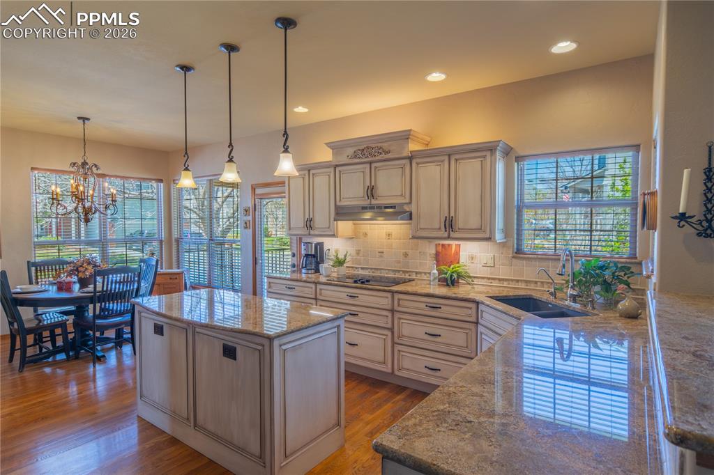 Image 13 of 44: Kitchen