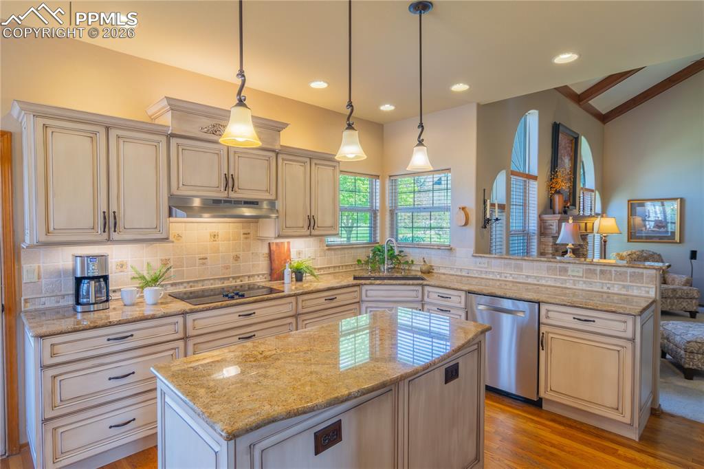 Image 14 of 44: Kitchen