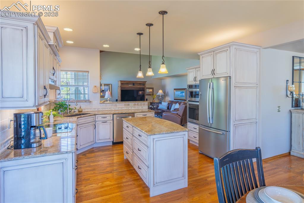 Image 15 of 44: Kitchen
