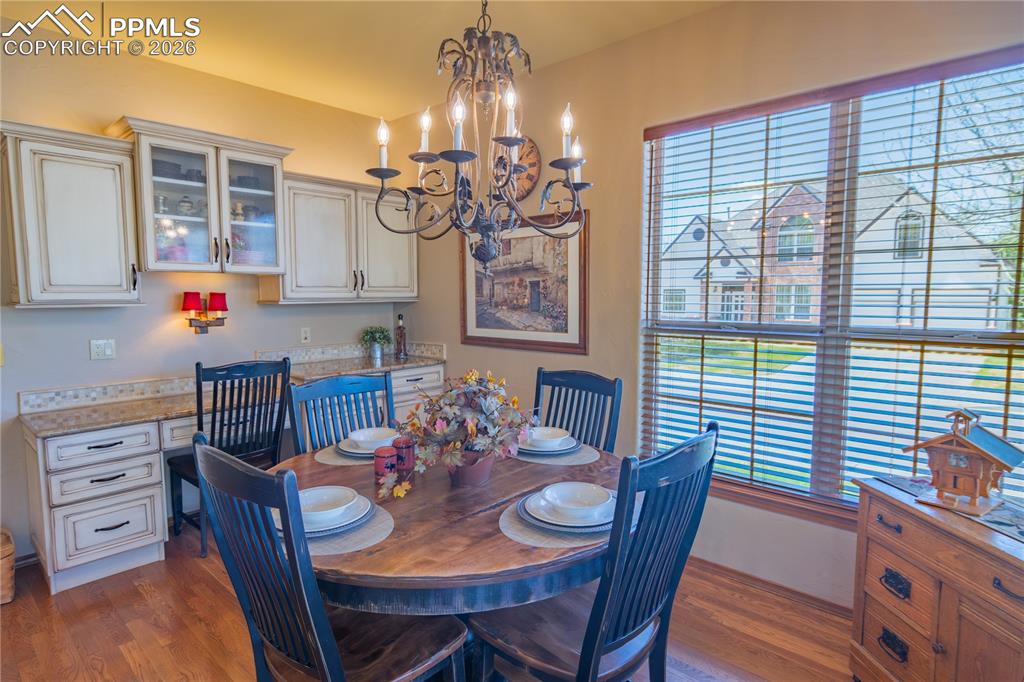 Image 16 of 44: Dining Area