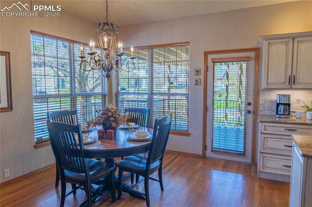 Image 17 of 44: Dining Area