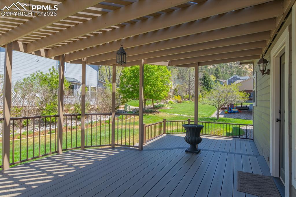 Image 18 of 44: Deck