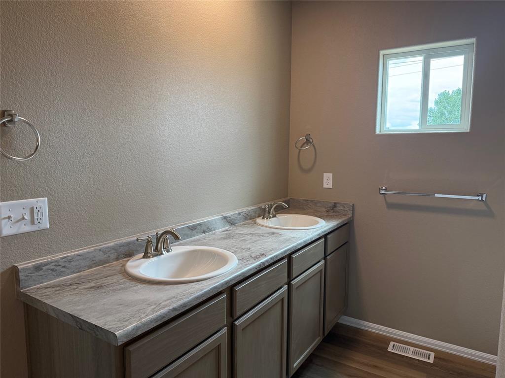 Image 11 of 30: Bathroom