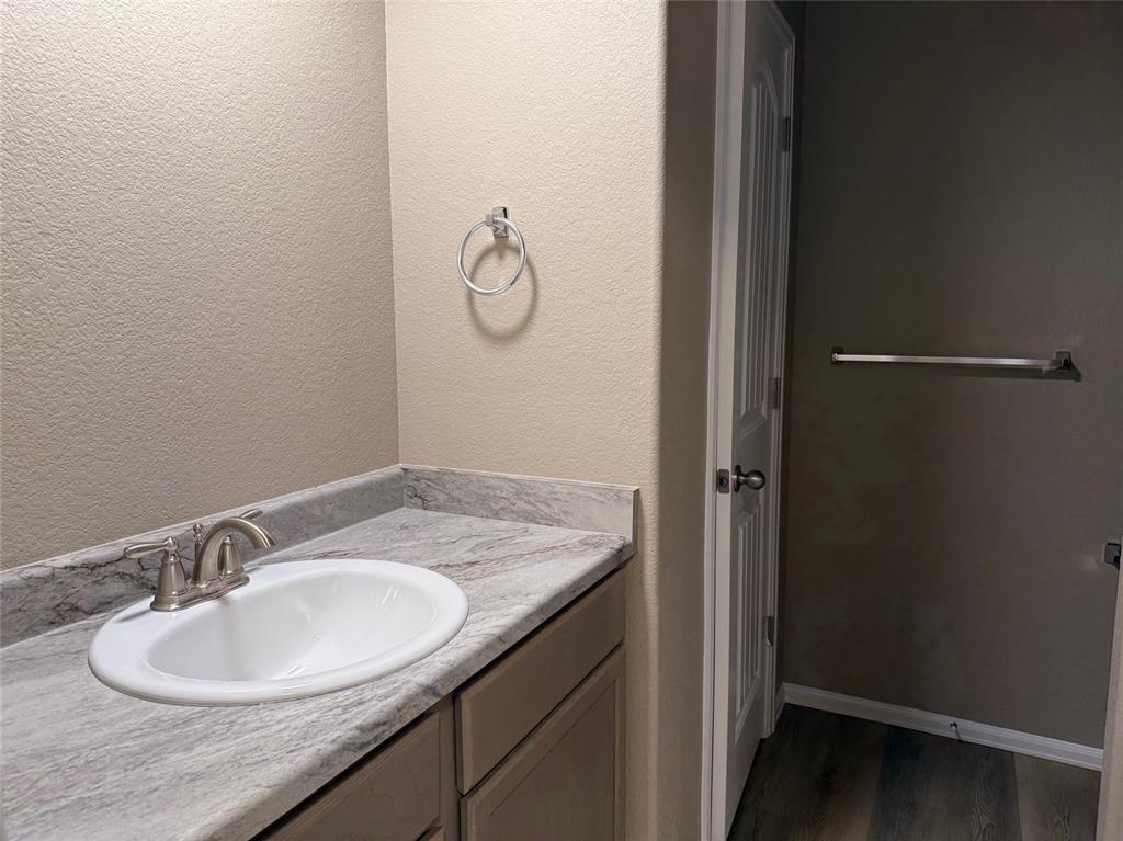 Image 29 of 30: Bathroom