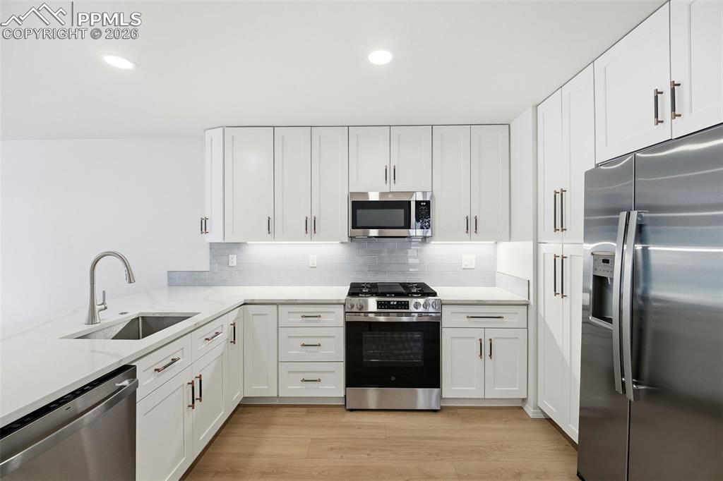 Image 10 of 50: Kitchen