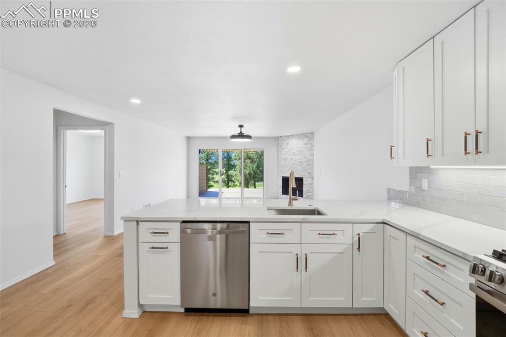 Image 12 of 50: Kitchen