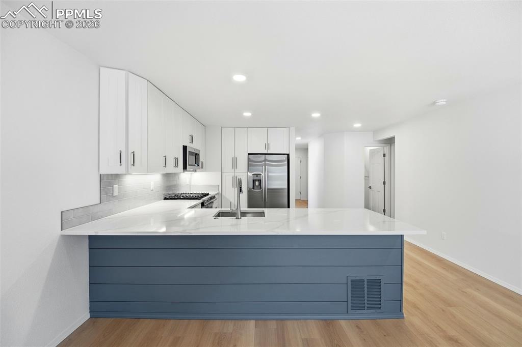 Image 13 of 50: Kitchen