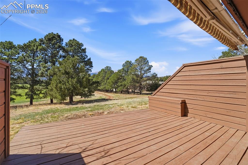 Image 19 of 50: Deck