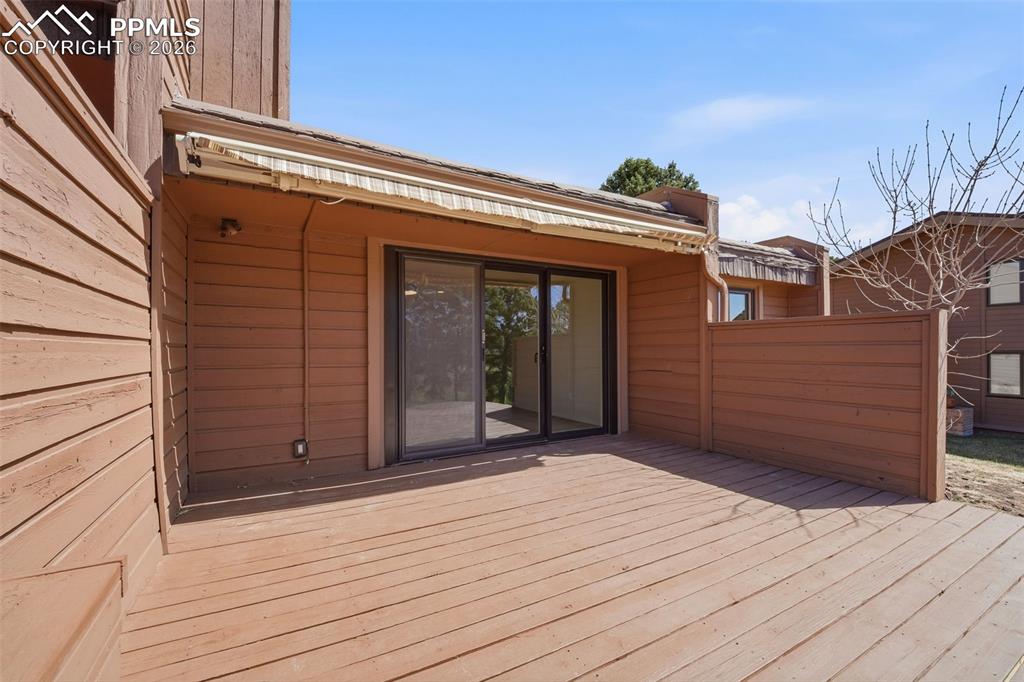 Image 21 of 50: Deck