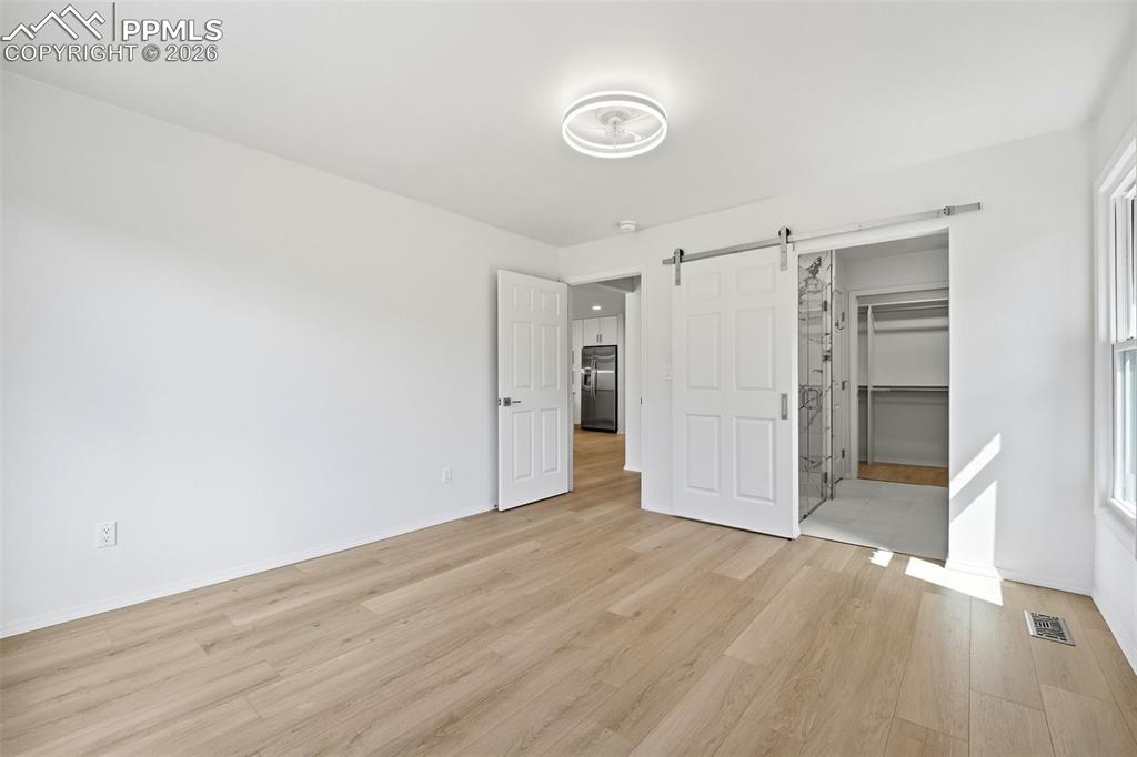 Image 26 of 50: Bedroom