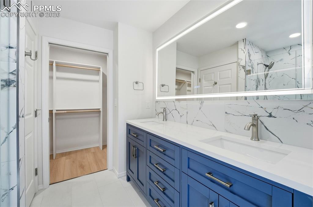 Image 27 of 50: Bathroom