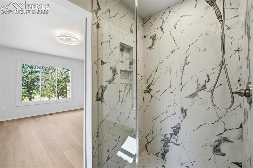 Image 28 of 50: Bathroom