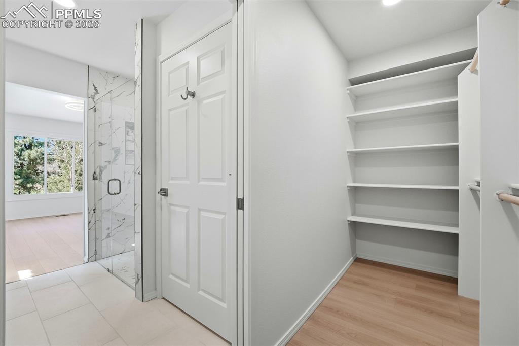 Image 29 of 50: Closet