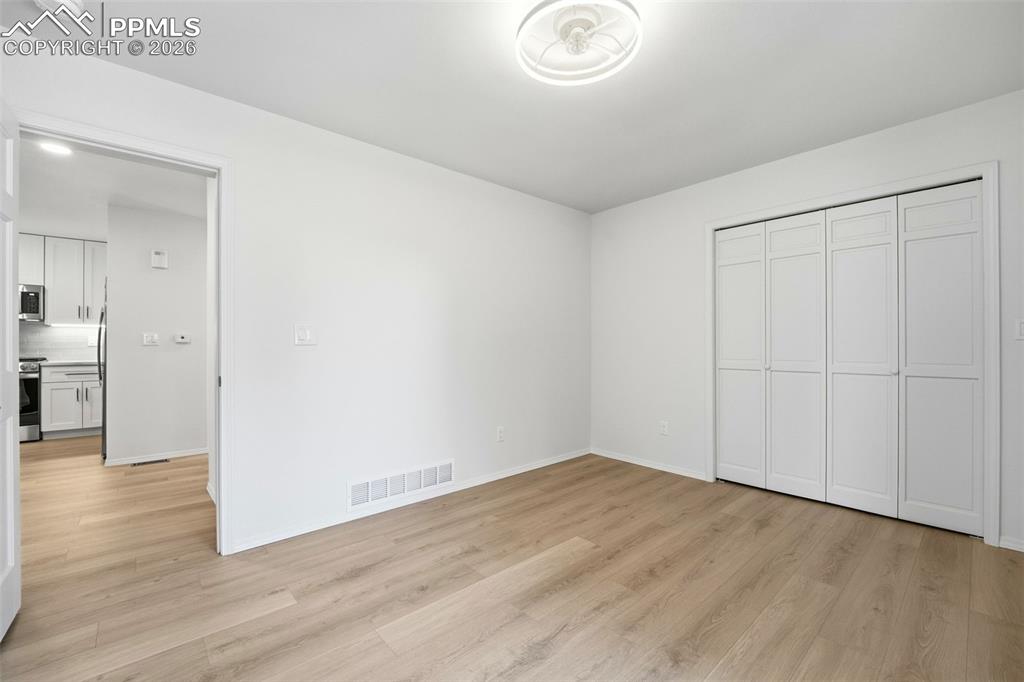 Image 31 of 50: Bedroom