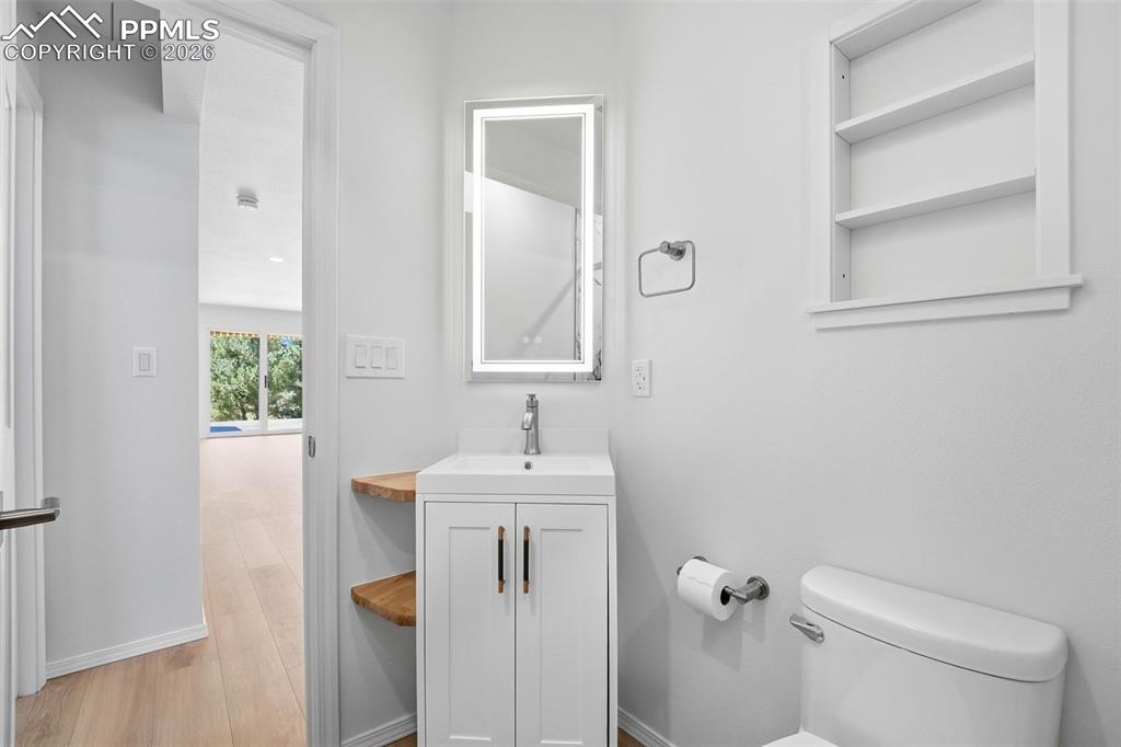 Image 33 of 50: Bathroom