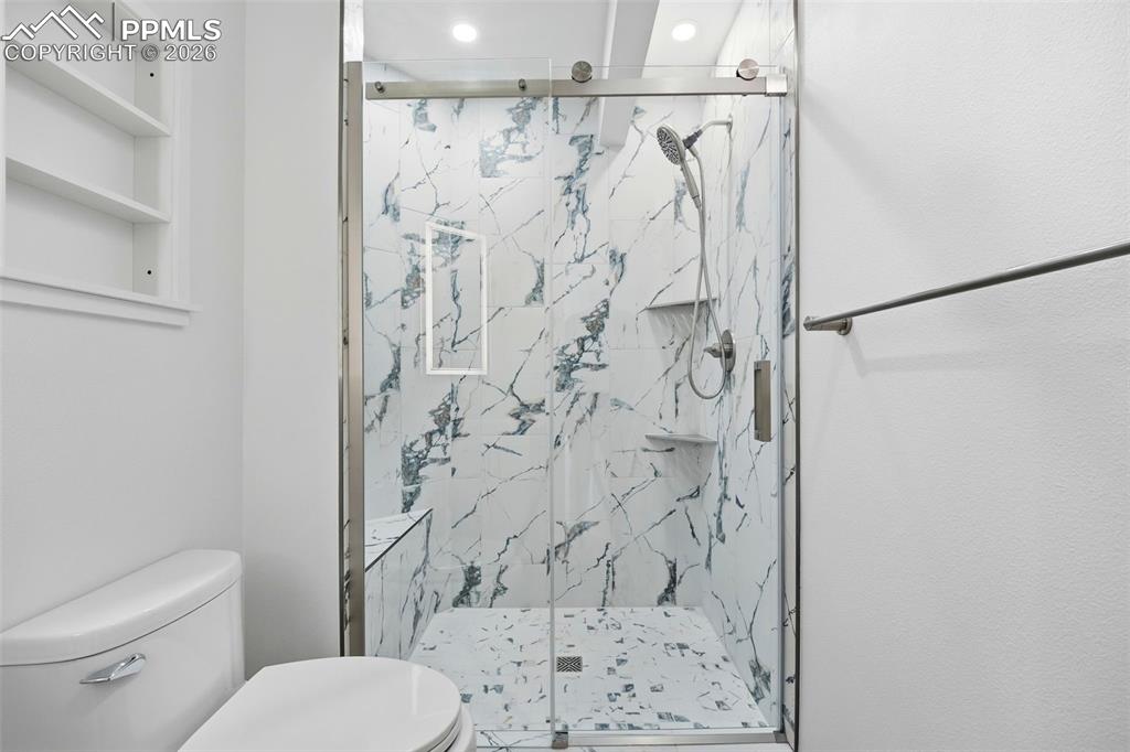 Image 34 of 50: Bathroom